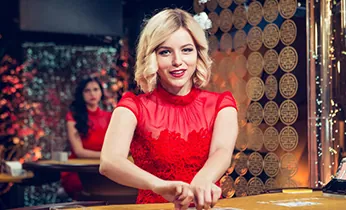 Game thủ e-sports đang thi đấu trên máy tính